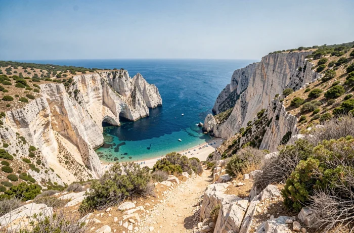 Vue panoramique de la plage des Trois Pointes à Bonifacio avec falaises calcaires blanches et mer turquoise en Corse